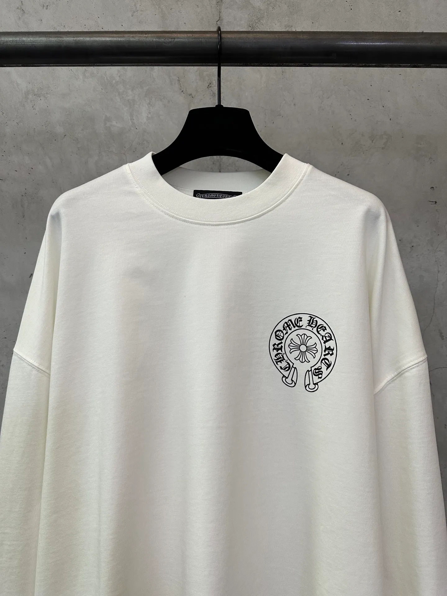 P320 Chrome Hearts 25ss Horseshoe Sanskrit flag printed round neck long-sleeved T-shirt. Fabric is high-definition, super heavyweight cotton, double yarn compact Xinjiang cotton. Weight: 320 grams. Clean cloth. Clear texture. Tight feel. Stiff. High color fastness. No deformation. No discoloration. Customized hardware. Thread. Accessories. Alignment. Same style for men and women. -Color: Black White -Size: XS S M L XL